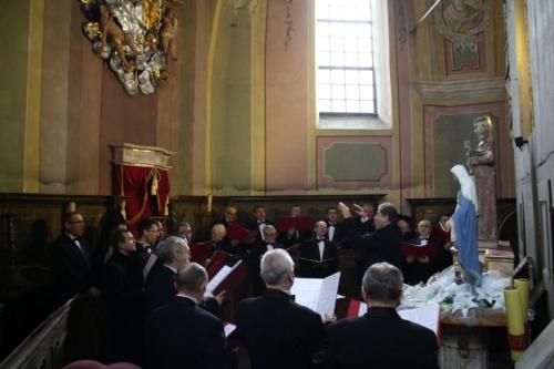 Udział chóru "Lutnia" we mszy świętej w Klasztorze Ojców Bernardynów